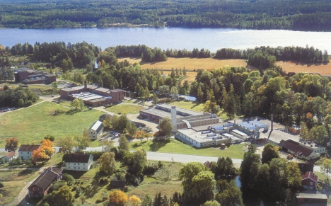 Flygbild över Wedevågs bruk vid sjön — den historiska industrimiljön